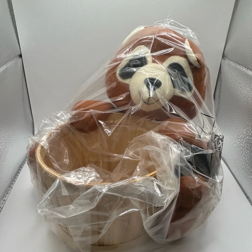 Avon NOS VTG Woodland Harvester Basket w/ Soft Flannel Raccoon